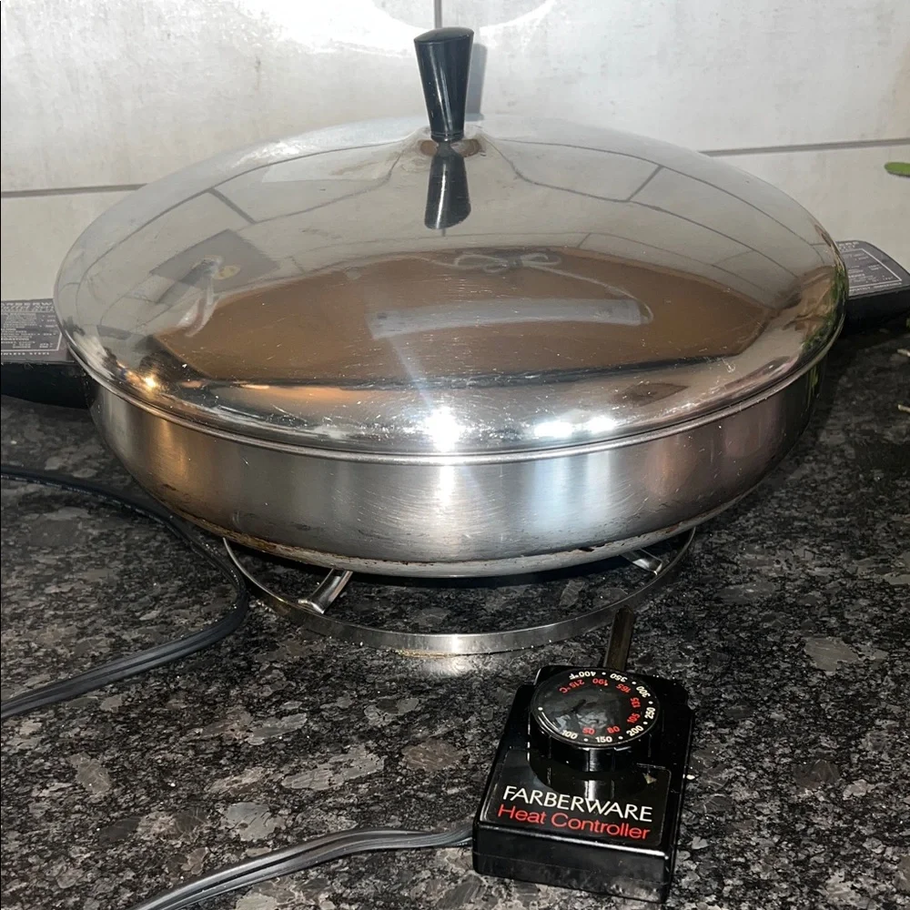 Vintage Farberware 12” Electric Skillet /Buffet server. With lid. Exc condition.